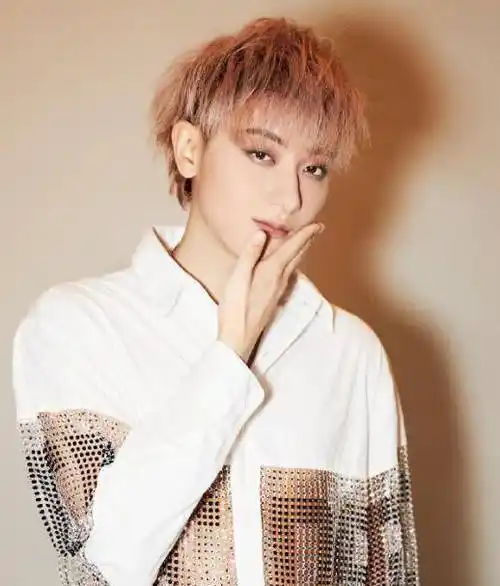 黄子韬今年虽然才27岁,但已经出道八年了,当初他在exo组合正式出道时