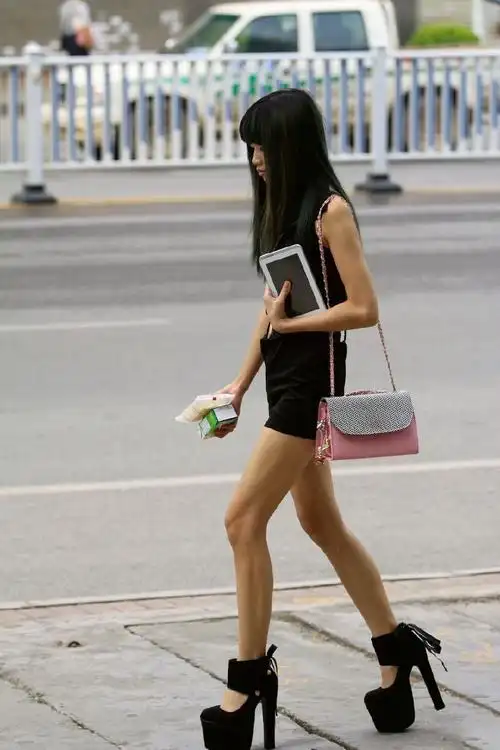 170的身高,穿一双17公分的高跟鞋,妹子走路得多小心翼翼