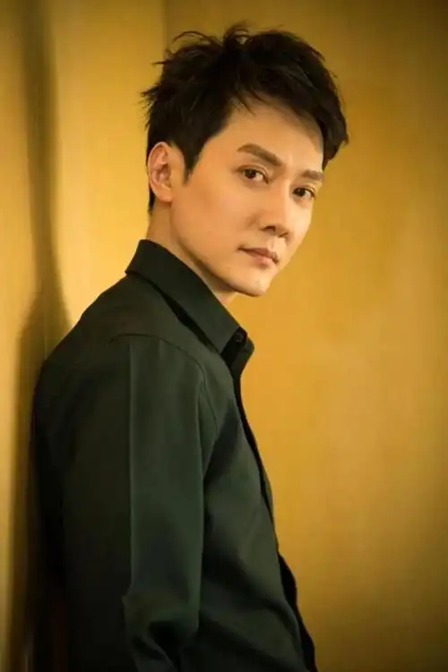 冯绍峰离婚后首次出席活动,黑色西装成熟稳重,面色从容颜值回春