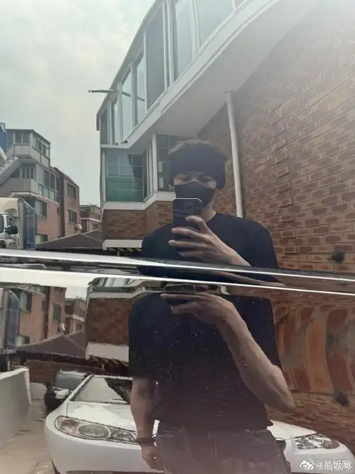 白敬亭晒各种对镜自拍##白敬亭街头潮男穿搭