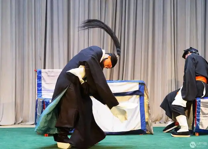 毒酒下肚 腹痛如刀绞-《乌盆记》被陷-行摄风光-光影中国网-36.01ny.