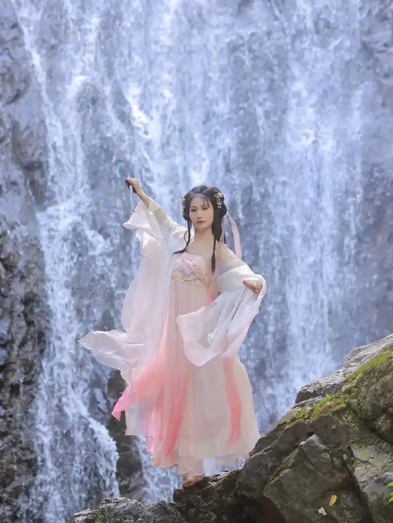 古风侠女.一袭汉服来瀑布舞剑了 出镜:@努力更新的芮芮子   - 抖音