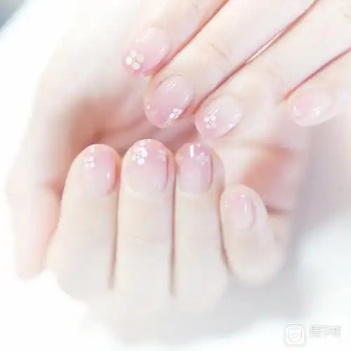方圆形粉色渐变亮片新娘简约上班族优雅渐变美甲款美甲图片