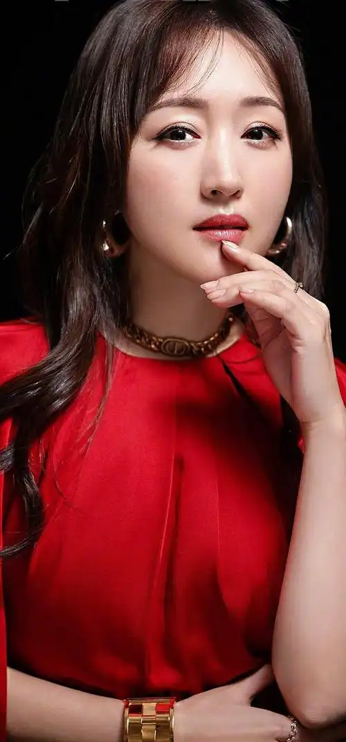 52岁杨钰莹惊艳回归,新歌破亿掀起华语乐坛风暴!