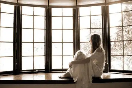 伤心难过的时候蹲下来抱抱自己,原谅别人,放过自己.