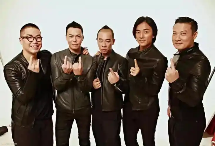 我用了好多年才分清楚他们兄弟俩.