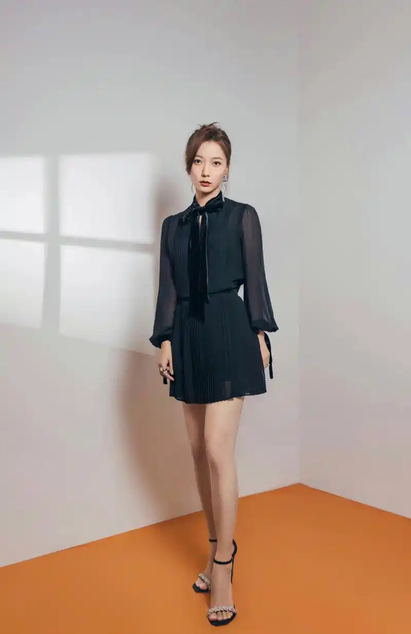 演员王珞丹脚穿露趾凉鞋拍摄宣传照,2006年,王珞丹主演都市爱情剧