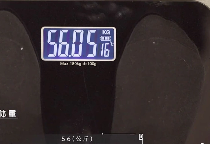 易烊千玺体重56kg,受无数迷妹追捧,难道00后女生都喜欢皮包骨?