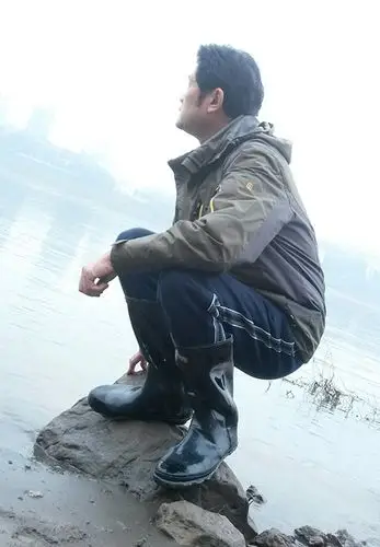 雨靴帅哥实地体验穿长筒靴-7