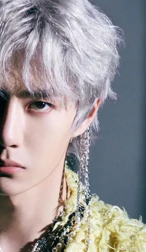 大片#银发酷盖眼神杀,这也太好看了叭,累了一天果然看帅哥赏心悦目 啊