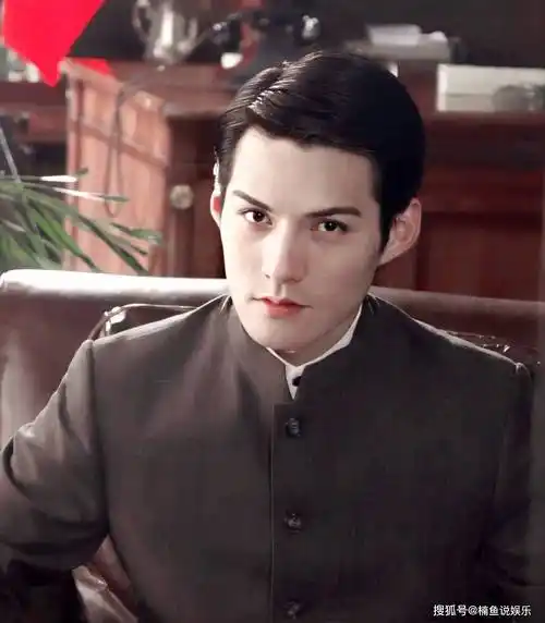 严屹宽真的帅到我心坎了!古装造型似翩翩公子,现代造型堪称霸总_脸蛋_