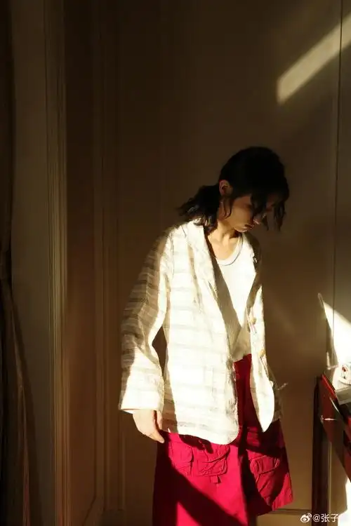 张子枫连发12张照片