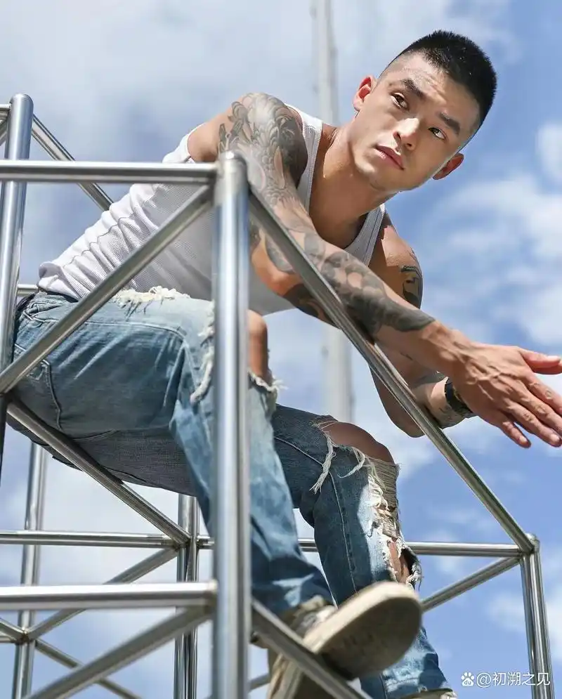 痞帅的圆寸肌肉男,拍摄写真超有范,好身材果然加分,真的爱了