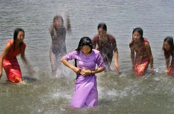 缅甸农村姑娘户外戏水,看完忍不住欢喜,立马买机票过去