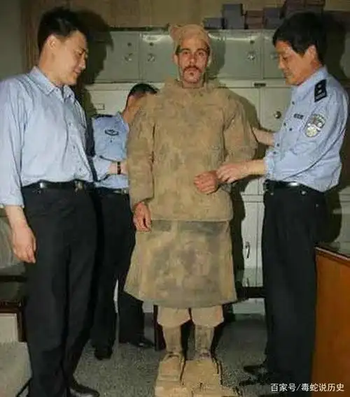 兵马俑坑内首次发现活人俑,连警察都笑出眼泪
