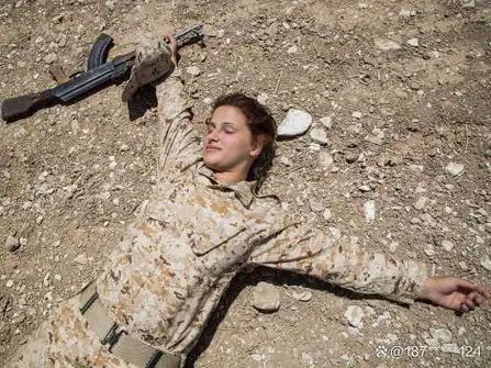 惨状!乌克兰战场上大量年轻女兵丧生,尸体堆积如山!