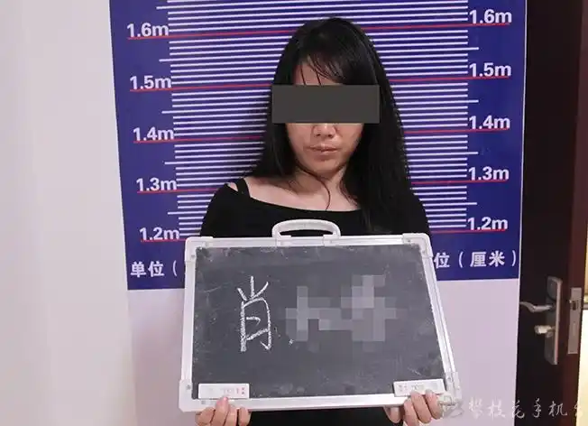 犯罪嫌疑人肖某某▲犯罪嫌疑人王某某指认毒品并称重▲犯罪嫌疑人