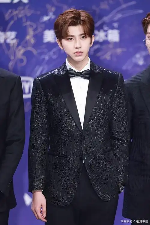 然而,在他入狱后不久,流量时代的另外"半壁江山"蔡徐坤,李易峰也跟着