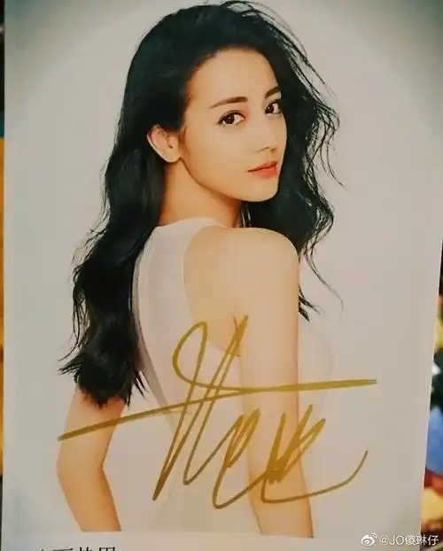 明星们的签名是自己设计的还是专门找人设计的,ta们应该要练.
