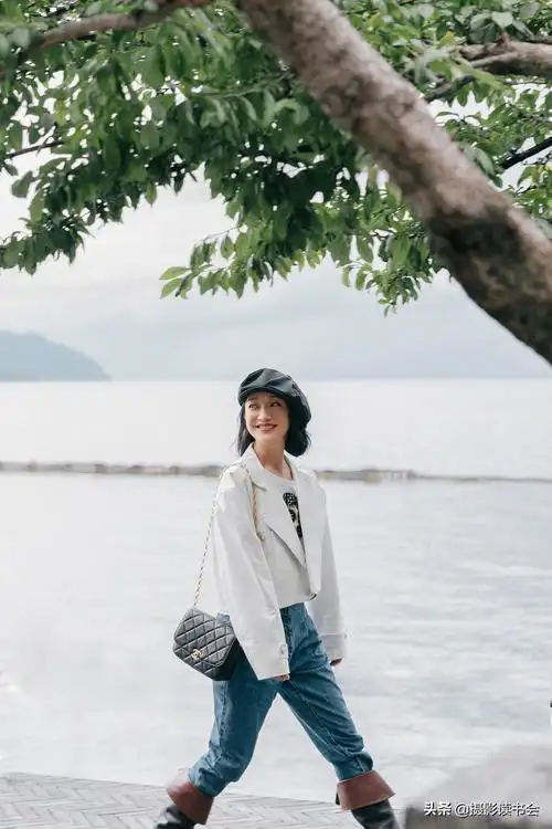 只会剪刀手?学明星拍氛围感大片,奇怪的摆拍造型又增加了