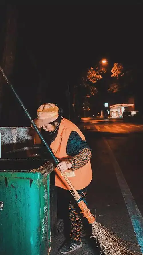 凌晨武汉的街头藏着朋友圈看不见的泪与梦想