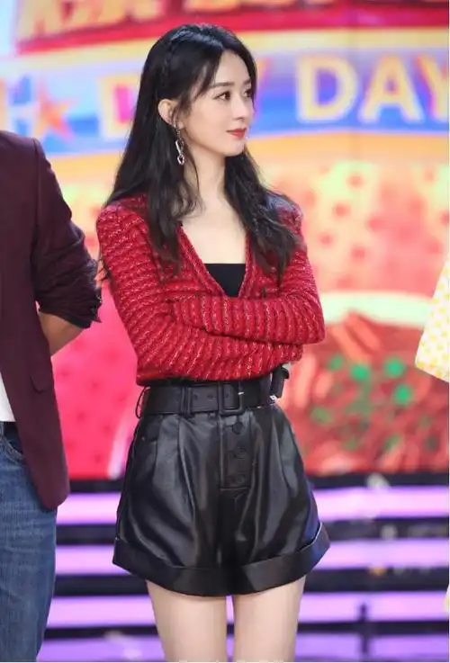 赵丽颖没咋受岁月影响短上衣配小皮裤当了妈依旧一副少女模样