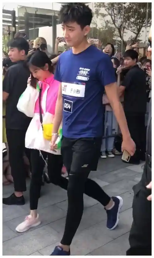 难怪于小彤会喜欢陈小纭,看看她芭比腿,还不及他的12粗