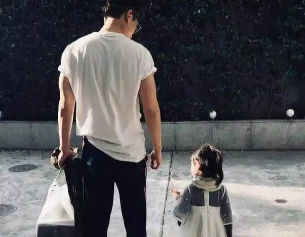 演员朱亚文,妻子结婚8年不会做饭,做2个女儿的爸爸也