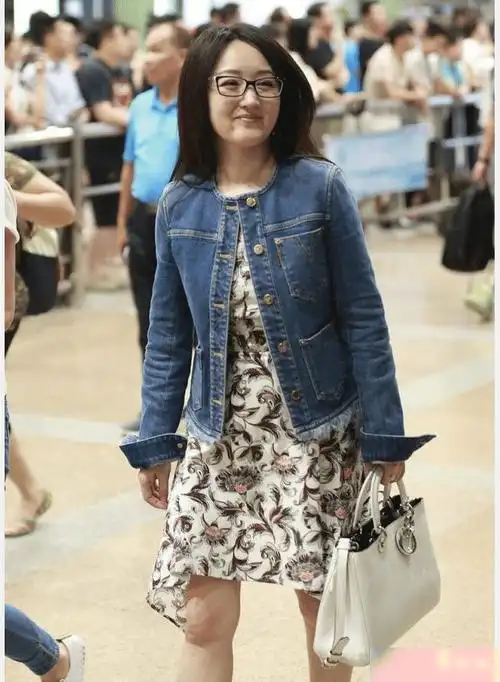 50岁杨钰莹近照曝光面部发福身材臃肿冻龄女神真的老了