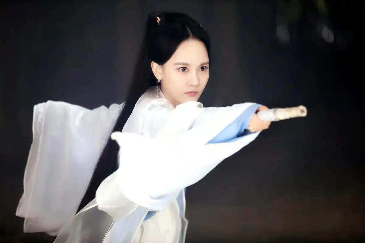 孙骁骁古装写真穿越感十足 清丽脱俗自带仙气