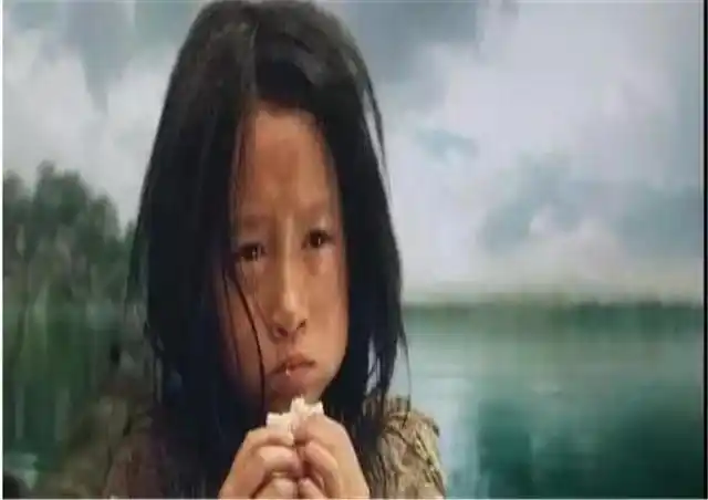 乞丐父女来吃面老板娘连撒几次谎二人却吃的非常开心