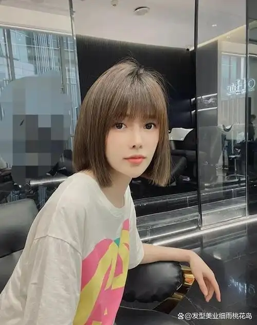 这个长度的短发既不显得累赘,也可以最大限度的修饰脸型,加上发尾带点