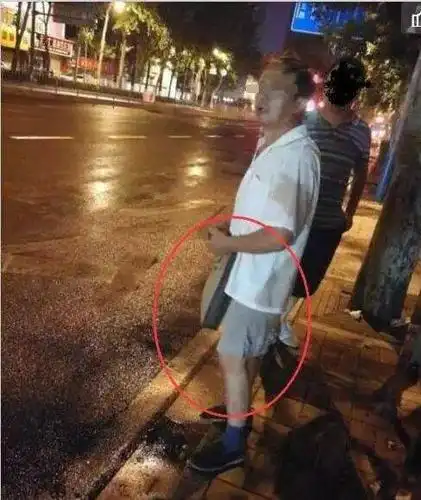 福州女子公交站台等车遇变态男!露出生殖器做不雅动作!