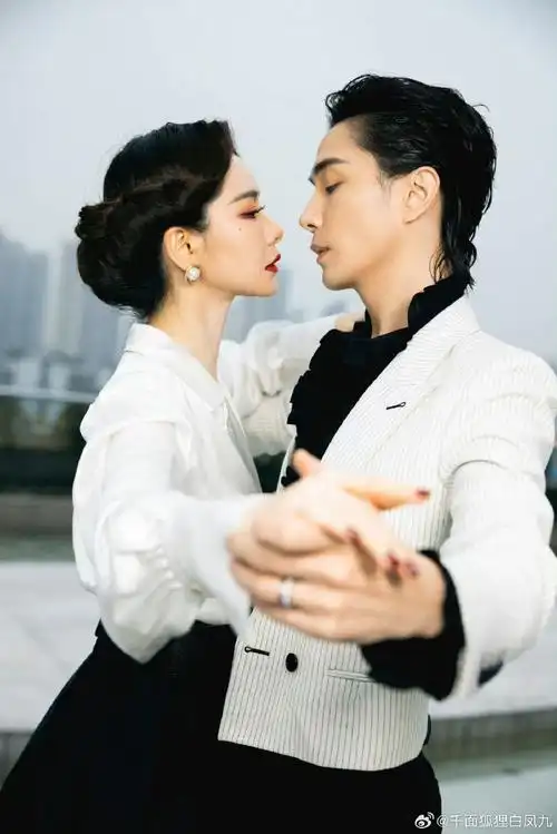 戚薇李承铉结婚九周年手绘祝福##李承铉连续九年庆祝结婚周年