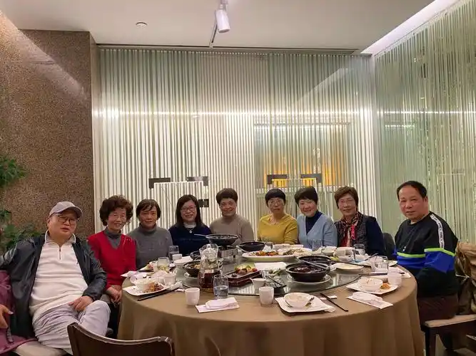 参加聚会同学合影决定每次出来照一张合照 怕慢慢记忆衰退 记不起了