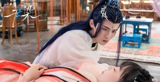 紧凑,故事情节环环相扣,演员邓孝慈生动形象地塑造出了表面霸气十足