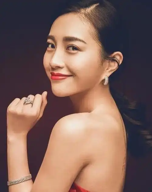 包贝尔老婆包文婧穿旗袍太迷人了! 只看一眼, 都让人难以忘怀!