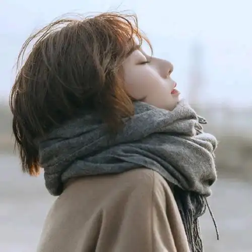 围巾闭眼伤感短发女生头像图片