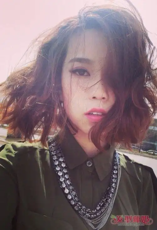 美眉梨花烫一个半卷效果图片 别样异域风格的女生卷烫发吸眼