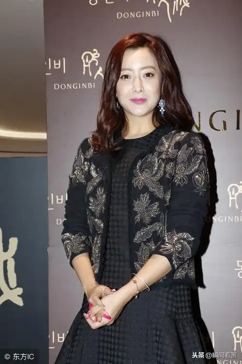 金喜善 一袭黑色短裙 脚踩高跟气场十足 太美了