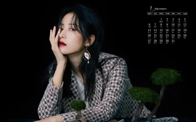 2020年7月周雨彤魅力写真日历壁纸
