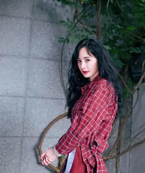 说杨幂是少女真不过分看她穿格子衬衫配短裤时说她22岁我也信