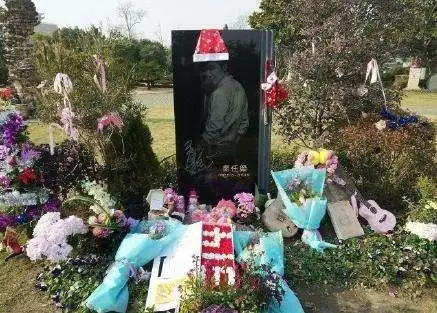 ""时隔3年,网友在乔任梁的墓地发现一件祭品,纷纷感动到哭""