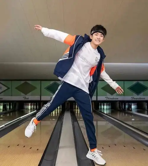 运动装千玺真的活力十足