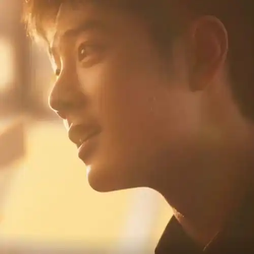 王家卫镜头下的咖啡师肖战#肖战这样的初恋脸和造型,出现在王家卫