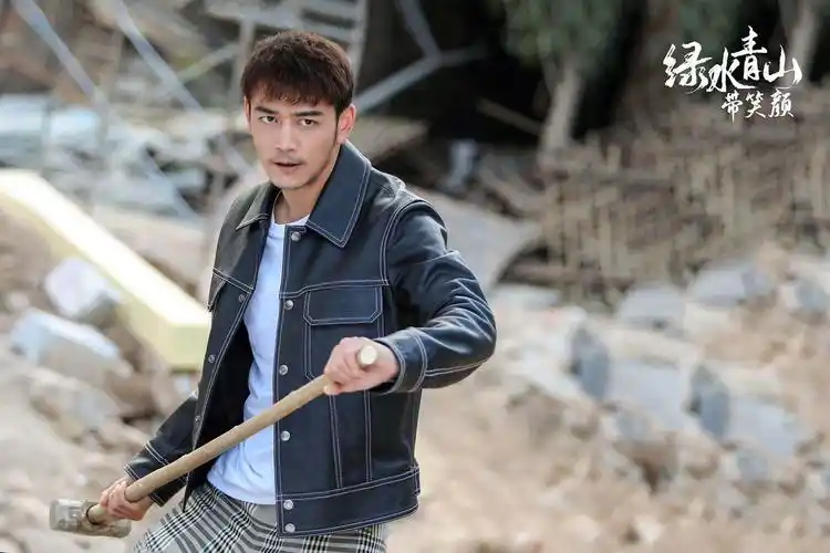 据悉,该剧讲述了以杨烁饰演许晗为典型代表的创业青年们回归美丽乡村