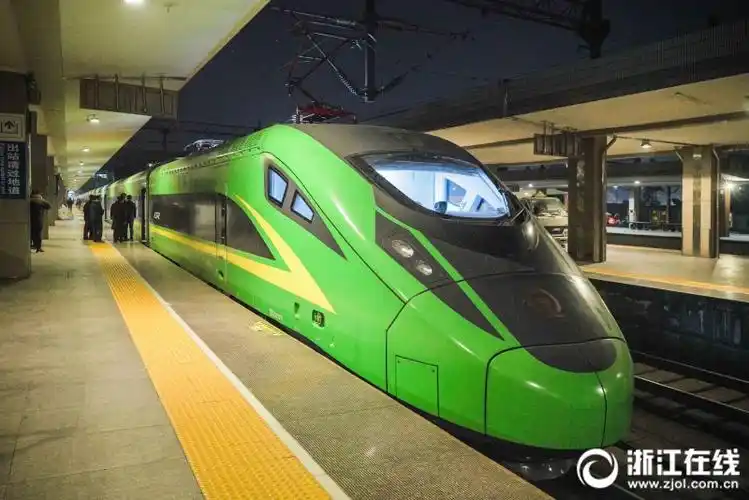 陆海旻 通讯员 傅志龙)1月23日晚,通体绿色的杭州至北京d712次动车组