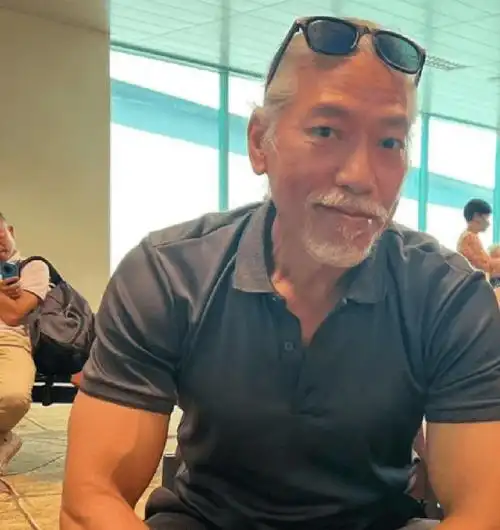 其实早在2020年时张耀扬参加明星聚会时就已是头发胡子全白的状态