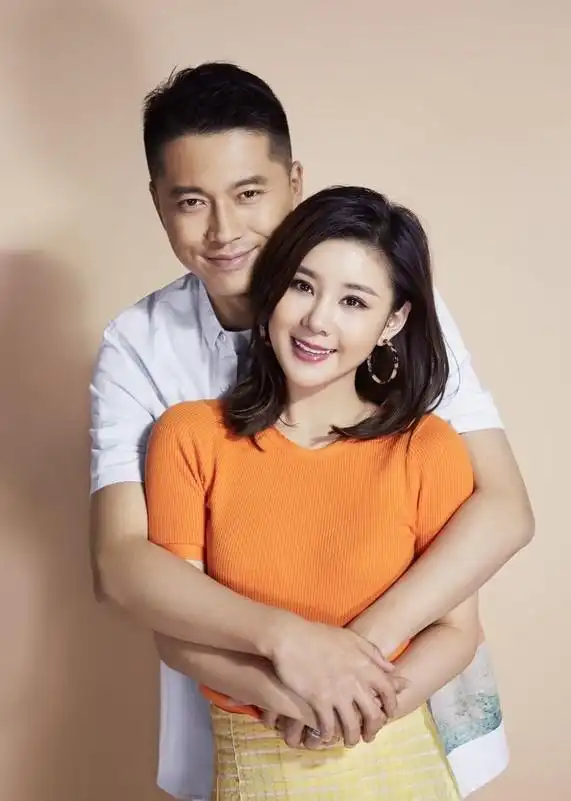 李小萌挺孕肚带4岁儿子游玩两人互动温馨老公王雷深夜才现身