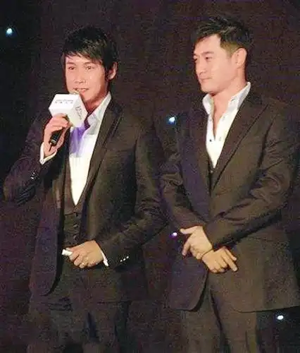 陆毅黄维德亮相并购仪式